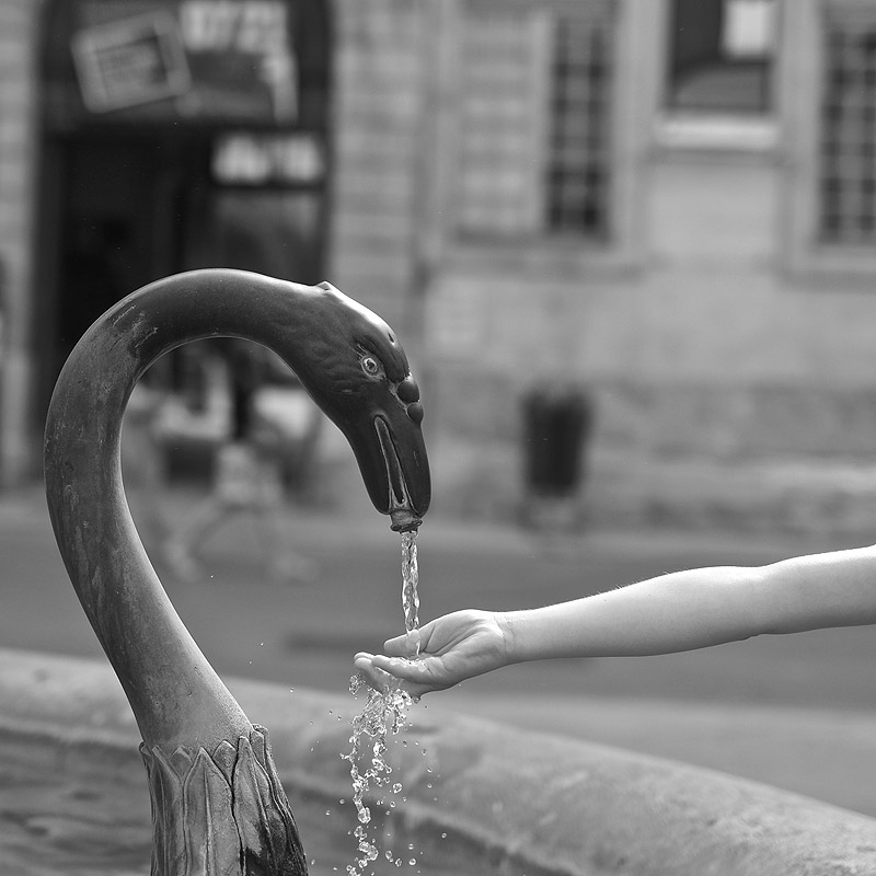 Main tendue à la fontaine