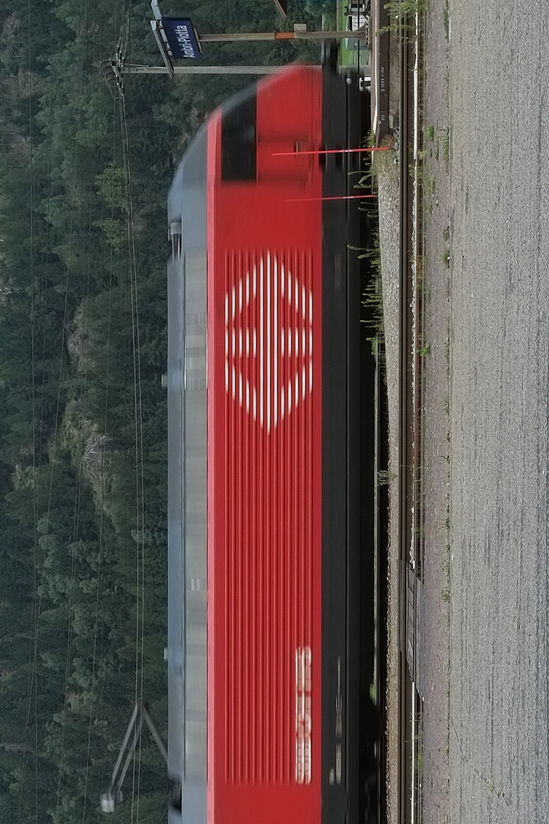 Passage du train en gare d'Ambri-Piotta - Suisse