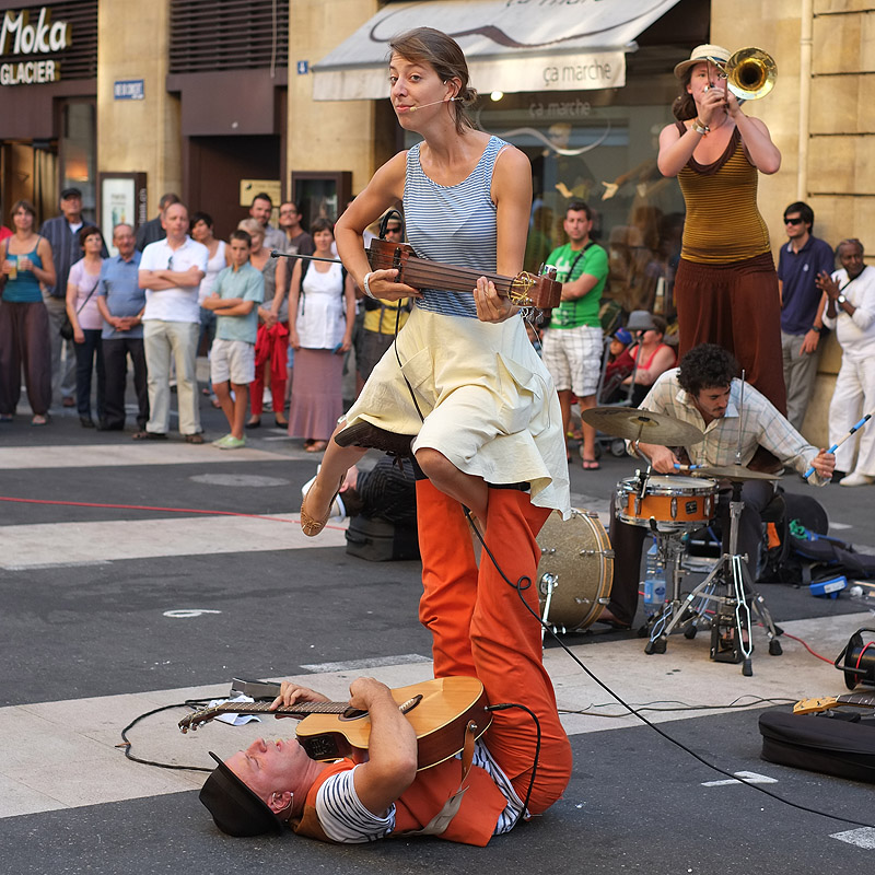 Orchestre de rue et musicienne bien montée