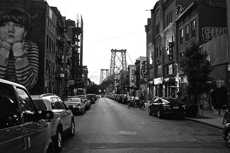 Dans la rue en fin de journée près du pont de Williamsburg