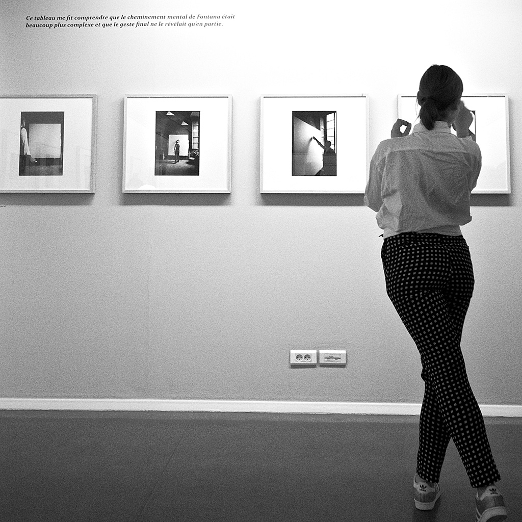 Exposition Ugo Mulas à la Fondation Henri Cartier Bresson. Citation de Mulas : "Ce tableau me fit comprendre que le cheminement mental de Fontana était beaucoup plus complexe et que le geste final ne le révelait qu'en partie".