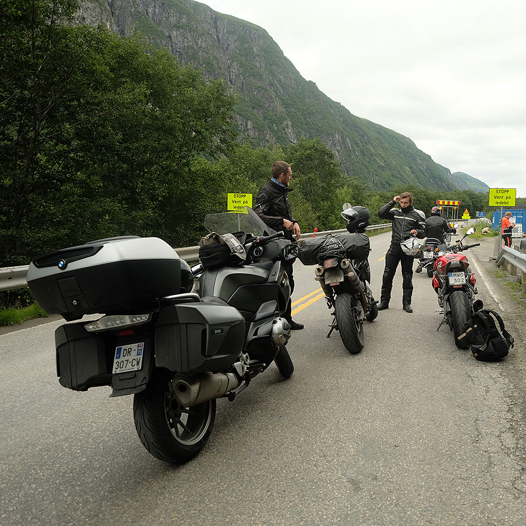 Quand un motard rencontre deux autres motards, ils se racontent des histoires de motards