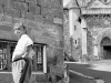 Le Monsieur près de l'église