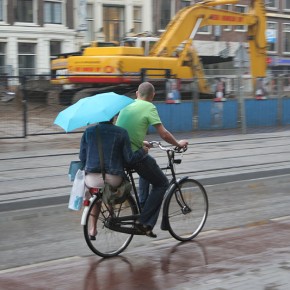 A vélo sous la pluie - Amsterdam