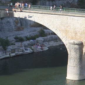 Le grand saut - Pont de Balazuc