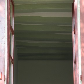 Par la fenêtre