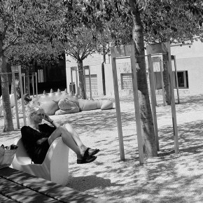 Suissesse cool au téléphone