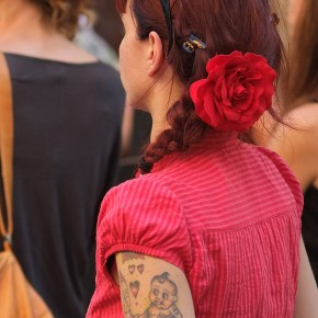 Cheveux, fleur, robe et cœurs rouge
