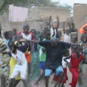 Accueil par des enfants dans village près de St Louis