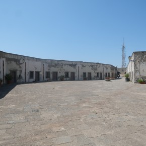 Femme  très élégante (Tout au fond) - Napoli