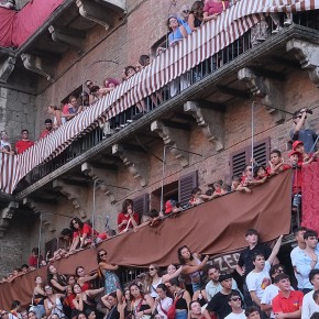Du monde aux balcons | Palio Siena