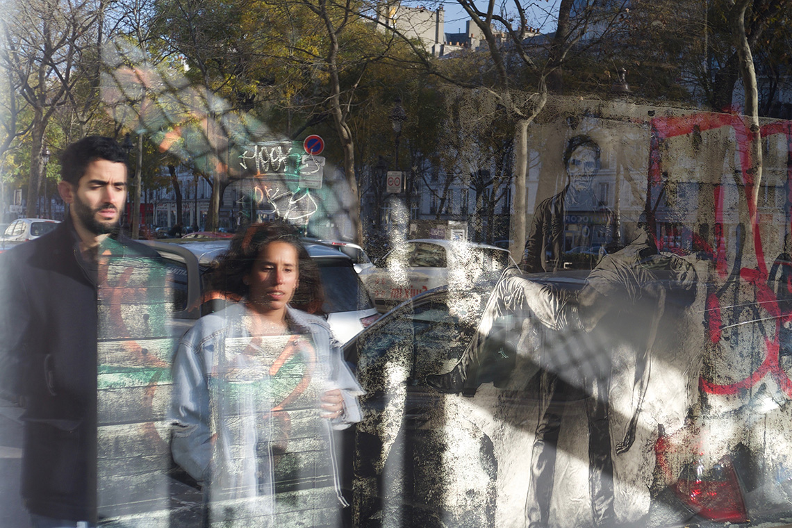 Exposition Ernest Pignon Ernest - Photo prise de l'extérieur avec reflets passants dans la vitrine :  Xpro1 Avec Voigtlander 25 color Skopar F4 f8 1/150 Iso 200